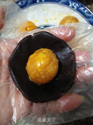 蛋黄红豆沙月饼的做法步骤:10