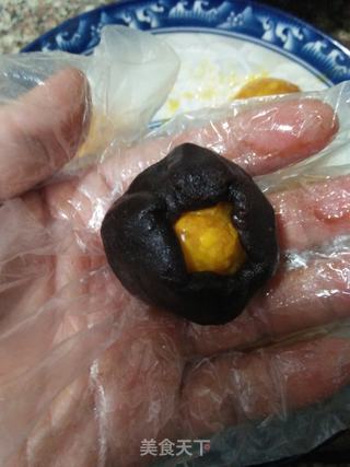 蛋黄红豆沙月饼的做法步骤:11