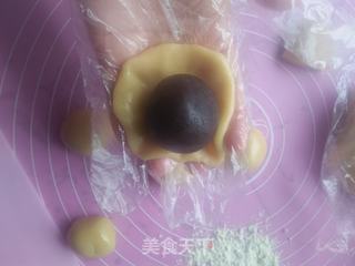 蛋黄红豆沙月饼的做法步骤:12