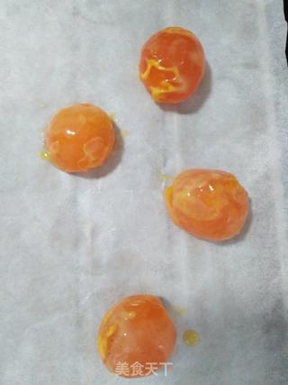 绿豆沙蛋黄月饼的做法步骤:8