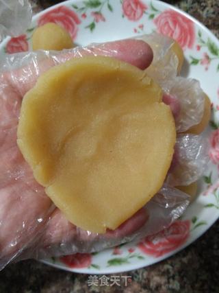绿豆沙蛋黄月饼的做法步骤:10