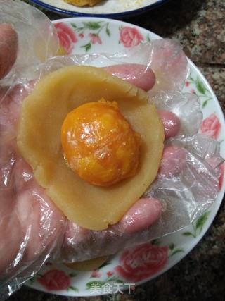 绿豆沙蛋黄月饼的做法步骤:11