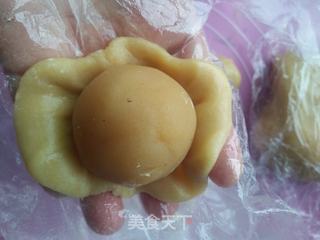 绿豆沙蛋黄月饼的做法步骤:14