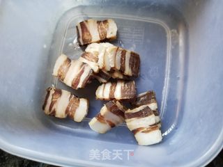 腊肉毛豆炒饭的做法步骤：1