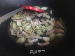 鲜蘑丝瓜鸡蛋汤的做法步骤:6