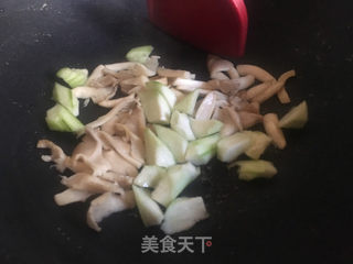 鲜蘑丝瓜鸡蛋汤的做法步骤:5