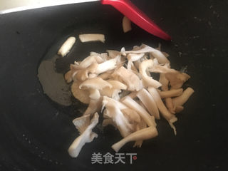 鲜蘑丝瓜鸡蛋汤的做法步骤:4