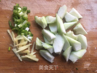 鲜蘑丝瓜鸡蛋汤的做法步骤:2