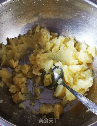 煎土豆糖饼的做法步骤:2