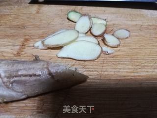 虾仁猪肉韭菜水饺的做法步骤：1