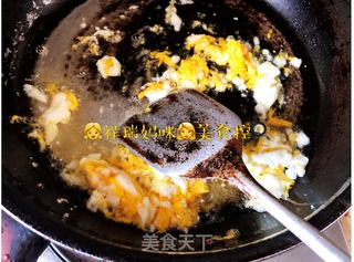 【祥瑞宝宝餐桌】之鱼肠虾皮蛋炒饭的做法步骤：2