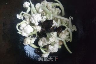 家常五花肉木耳炒松花的做法步骤：5