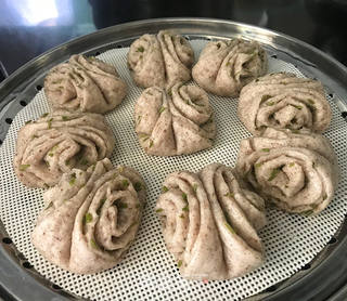 葱香黑麦花卷的做法步骤:15