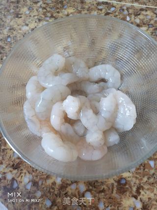 虾仁蘑菇西红柿意西的做法步骤:2