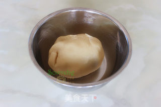 广式莲蓉蛋黄月饼的做法步骤:4