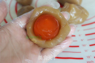 广式莲蓉蛋黄月饼的做法步骤:7