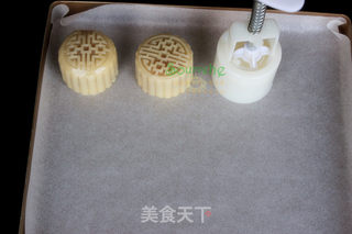 广式莲蓉蛋黄月饼的做法步骤:9