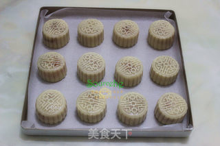 广式莲蓉蛋黄月饼的做法步骤:10