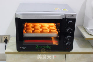 广式莲蓉蛋黄月饼的做法步骤:11