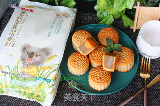 广式莲蓉蛋黄月饼的做法步骤:12