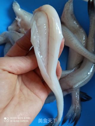 香炸龙头鱼鱼尾的做法步骤:2