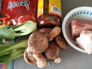 香菇肉酱盖饭的做法步骤:2