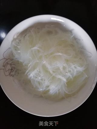 鲜美可口的蒜蓉粉丝蒸虾的做法步骤：2