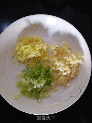 鲜美可口的蒜蓉粉丝蒸虾的做法步骤:3