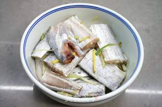 清蒸带鱼的做法步骤:3