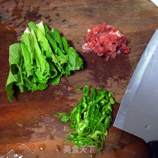 家常猪油肉丝面的做法步骤：1