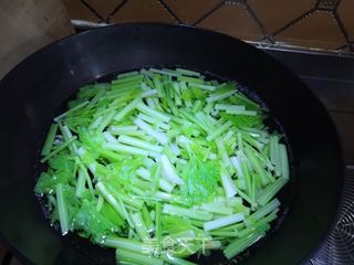 茶树菇拌细芹的做法步骤:2