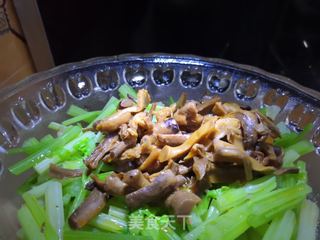 茶树菇拌细芹的做法步骤:4
