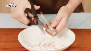 避风塘炒虾的做法步骤:2
