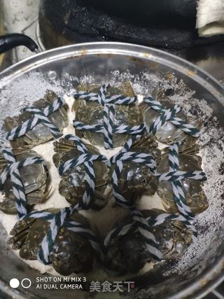 咸香盐焗大闸蟹的做法步骤:3