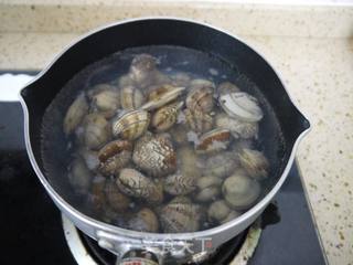 香辣豆瓣炒花甲的做法步骤：2