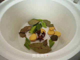 南瓜玉米排骨汤 的做法步骤:2
