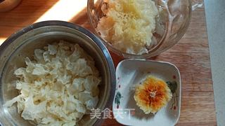 银耳红枣莲子羹的做法步骤:2