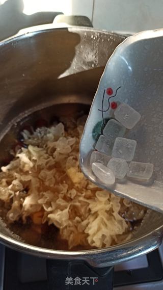 银耳红枣莲子羹的做法步骤:6