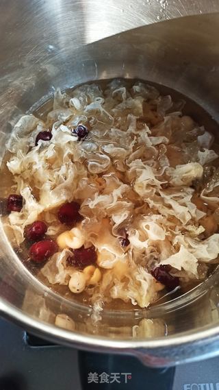 银耳红枣莲子羹的做法步骤:7
