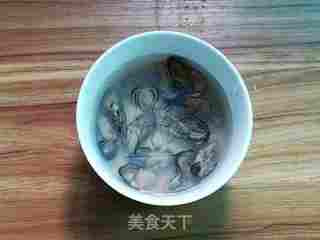 萝卜干蚝豉栗子瘦肉汤的做法步骤:2