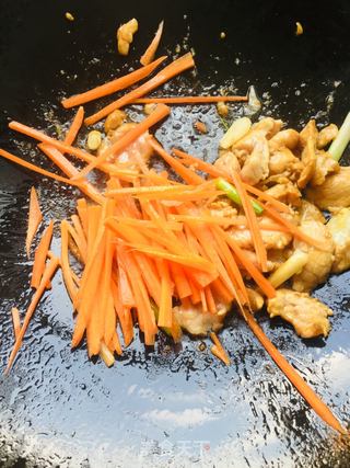 瘦肉炒金针菇红萝卜的做法步骤:7