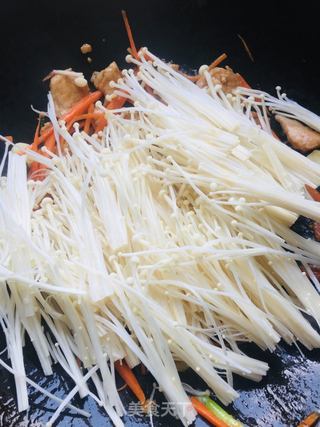 瘦肉炒金针菇红萝卜的做法步骤:8