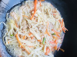 瘦肉炒金针菇红萝卜的做法步骤:9
