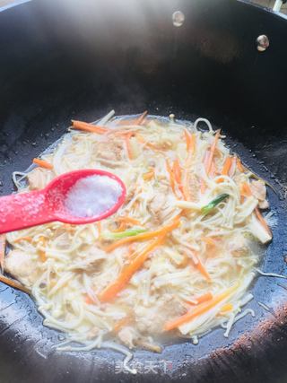 瘦肉炒金针菇红萝卜的做法步骤:10