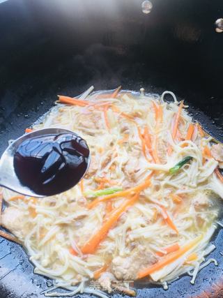 瘦肉炒金针菇红萝卜的做法步骤:11