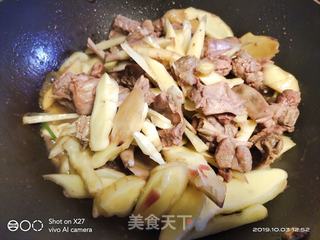 黑啤酒焖嫩姜啤酒鸭的做法步骤：5