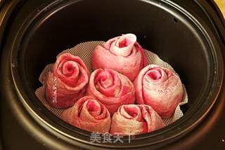 火龙果玫瑰花卷的做法步骤:10