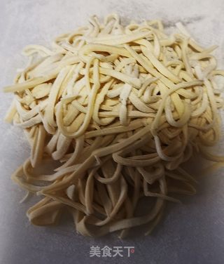 东北的冬天最适合吃热汤面,暖身暖胃早餐晚餐都非常好。简单健康。的做法步骤:6