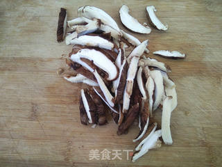 香菇烧豆角的做法步骤:2