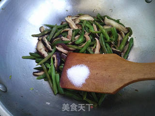 香菇烧豆角的做法步骤:6
